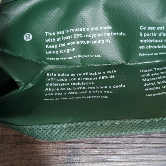 Lululemon - 2 Small Reusable Tote Gift Bags and Glass Water Bottle With Silicone - Picture 9 of 15
